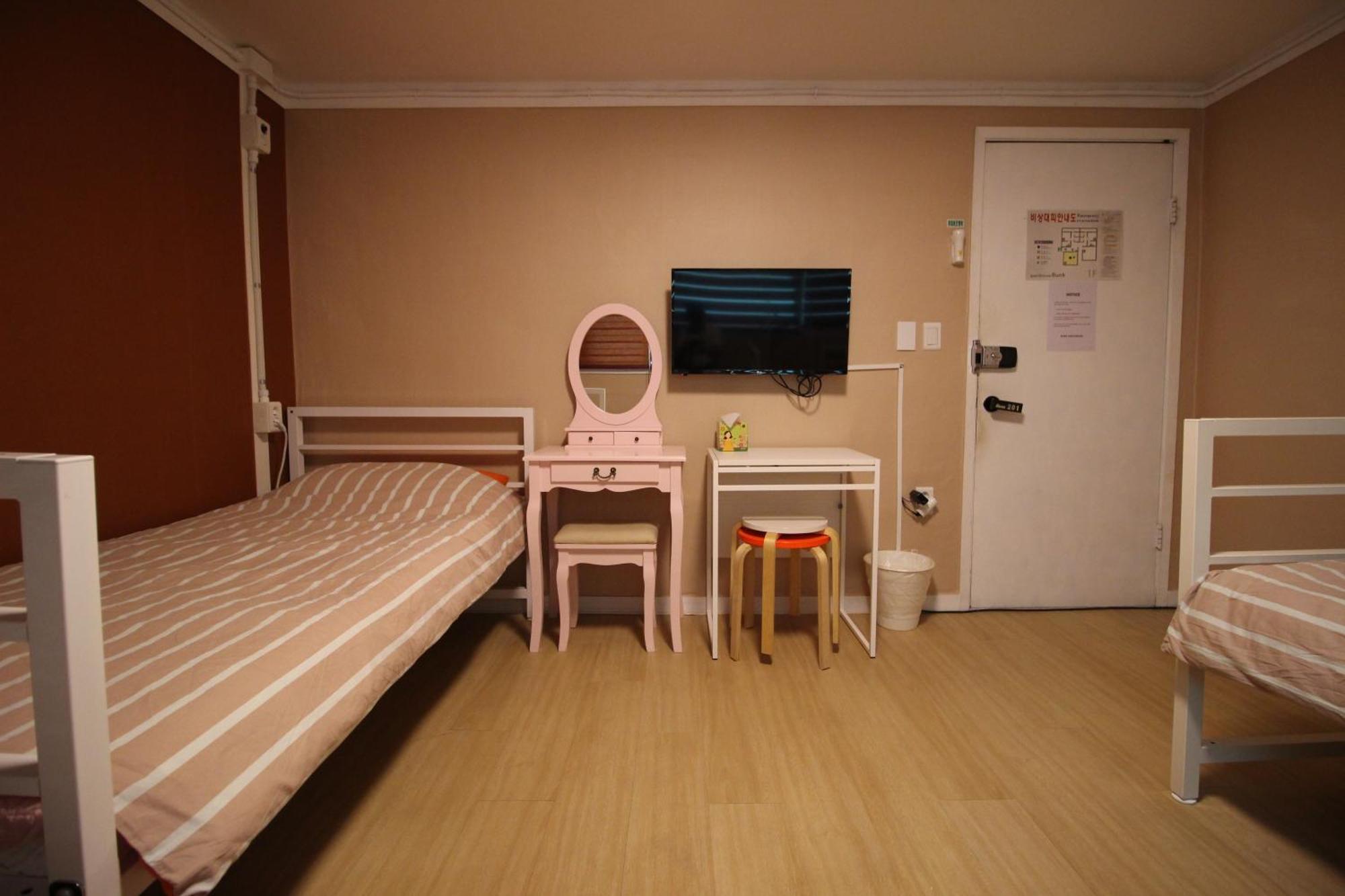 Bunk Guesthouse Hongdae Сеул Экстерьер фото