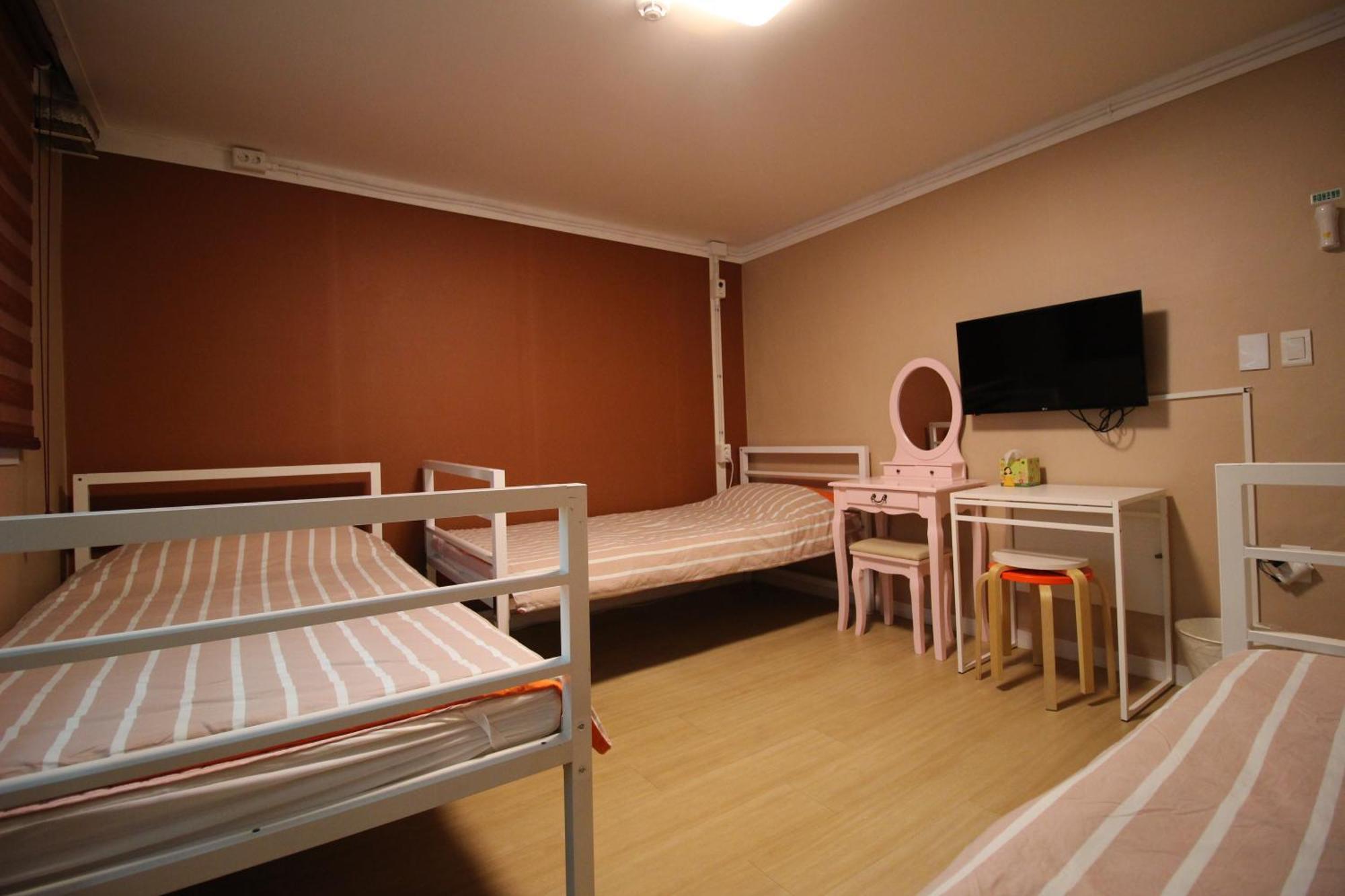 Bunk Guesthouse Hongdae Сеул Номер фото