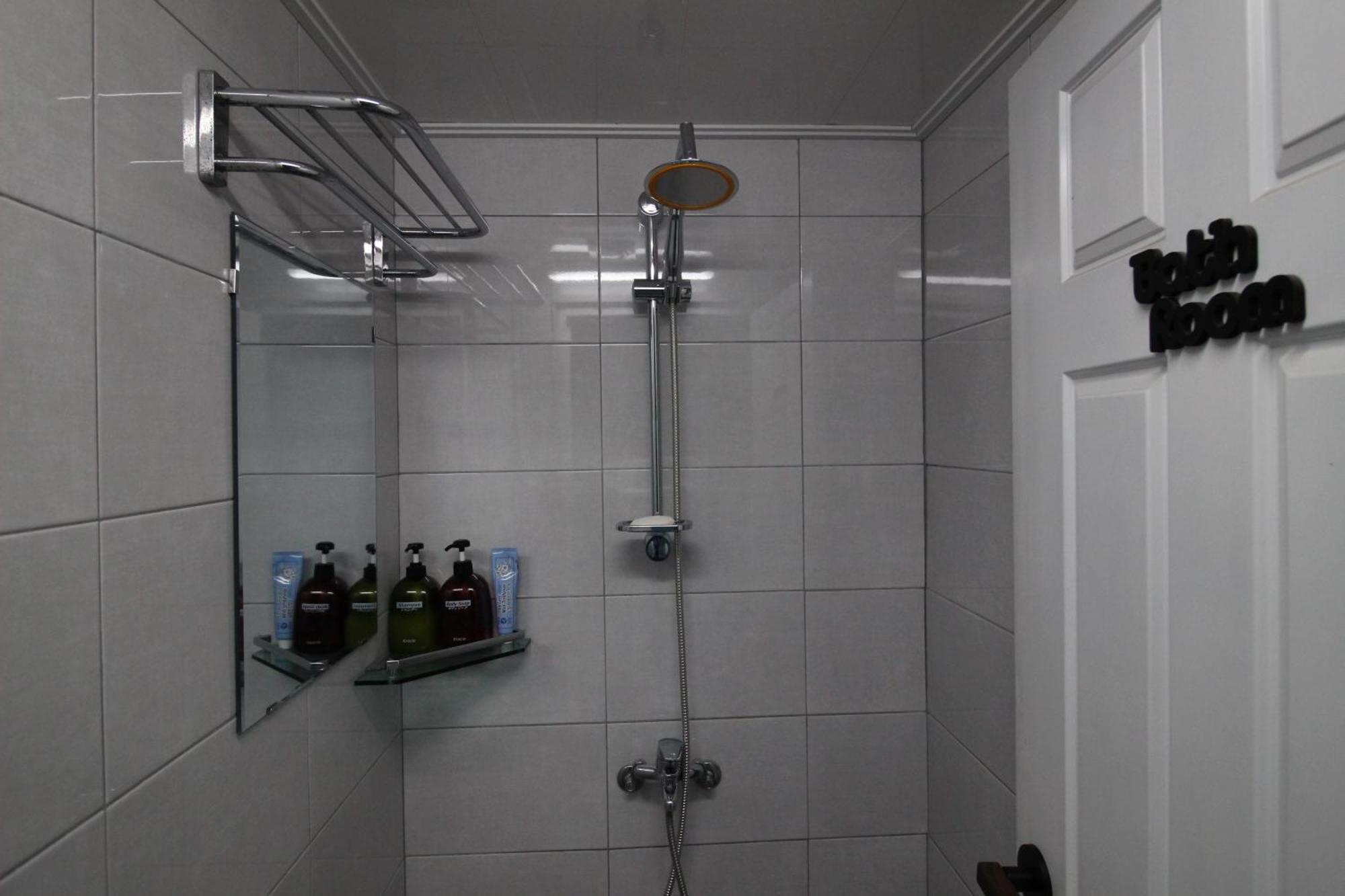 Bunk Guesthouse Hongdae Сеул Экстерьер фото