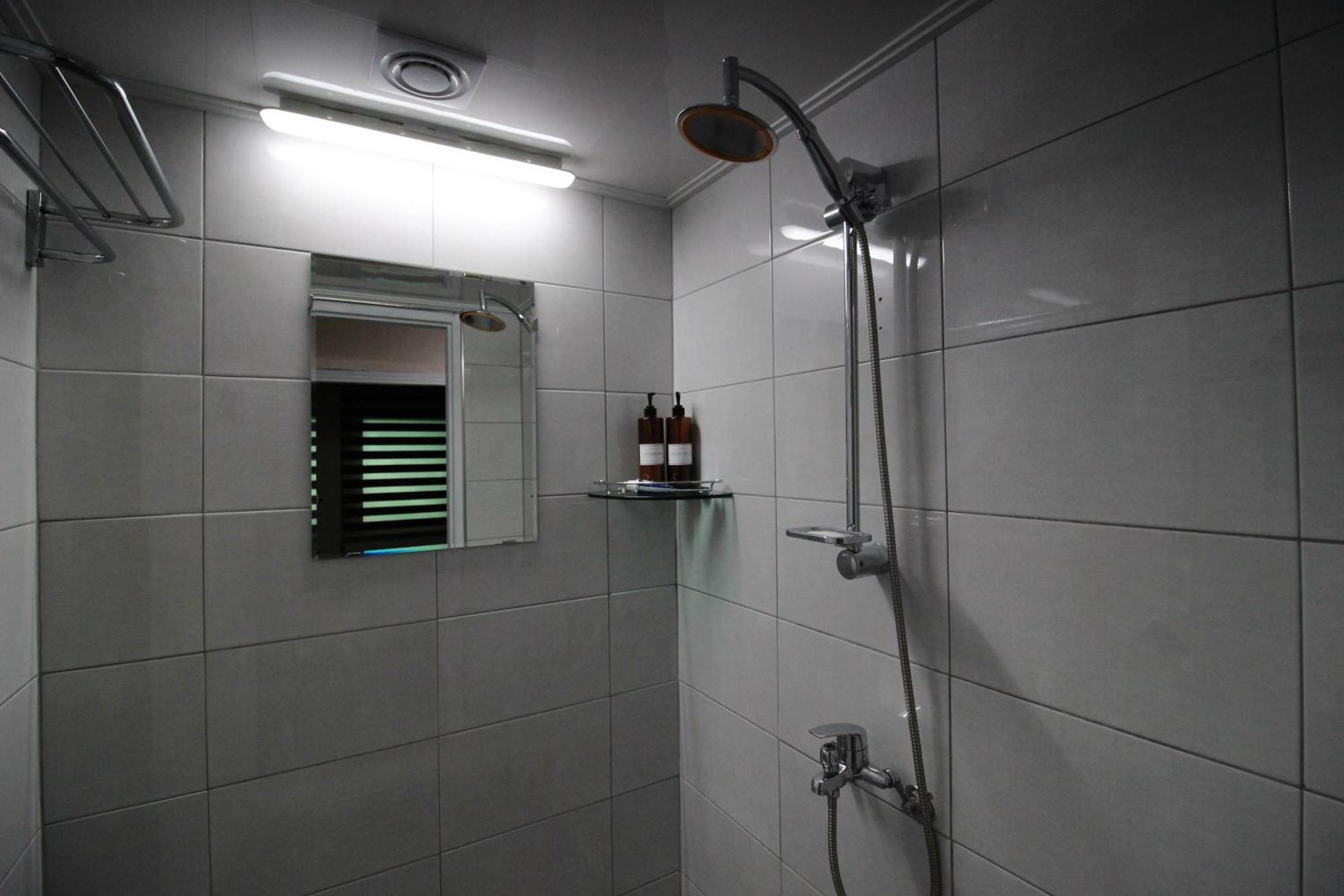 Bunk Guesthouse Hongdae Сеул Номер фото