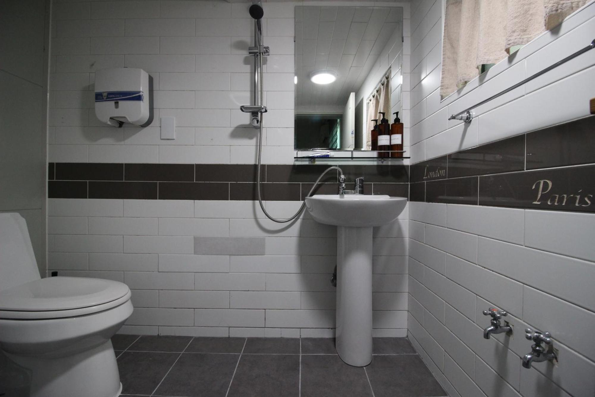 Bunk Guesthouse Hongdae Сеул Номер фото